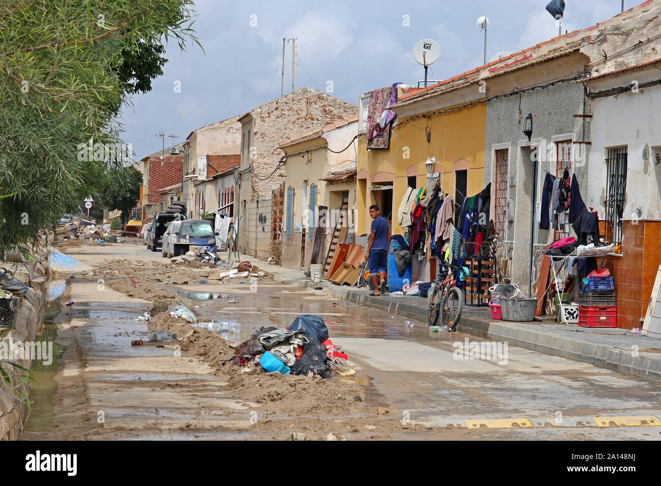 Sept. 2019. Eine Reihe kleiner Häuser zwischen den Fluss Segura und Almoradi wurden während des Gota Fria Sturm, wenn der Fluß die Ufer überschwemmt. Stockfoto
