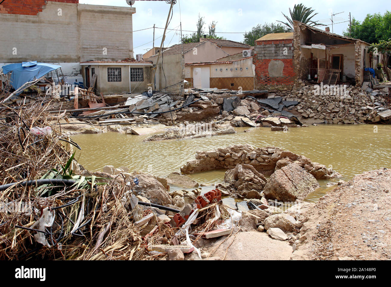 Süd-östlich Spanien, Sept. 2019. Häuser stehen durch den Fluss Segura zertrümmert wurden, wenn der Fluß die Ufer während einer massiven "Gota Fria" Sturm. Stockfoto