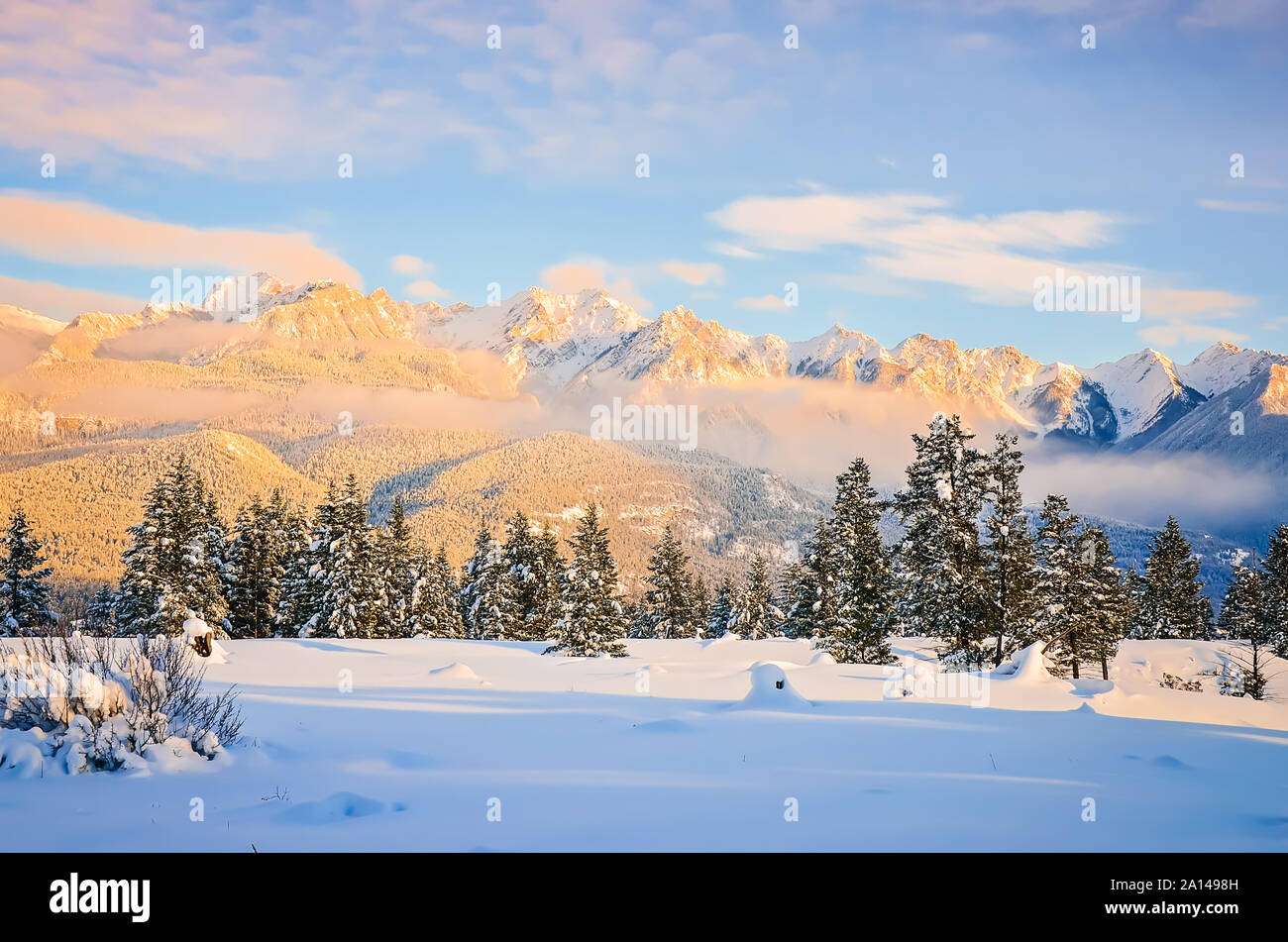 Das Fairmont Mountain Range in Fairmont Hot Springs, British Columbia, Kanada, im Winter. Stockfoto