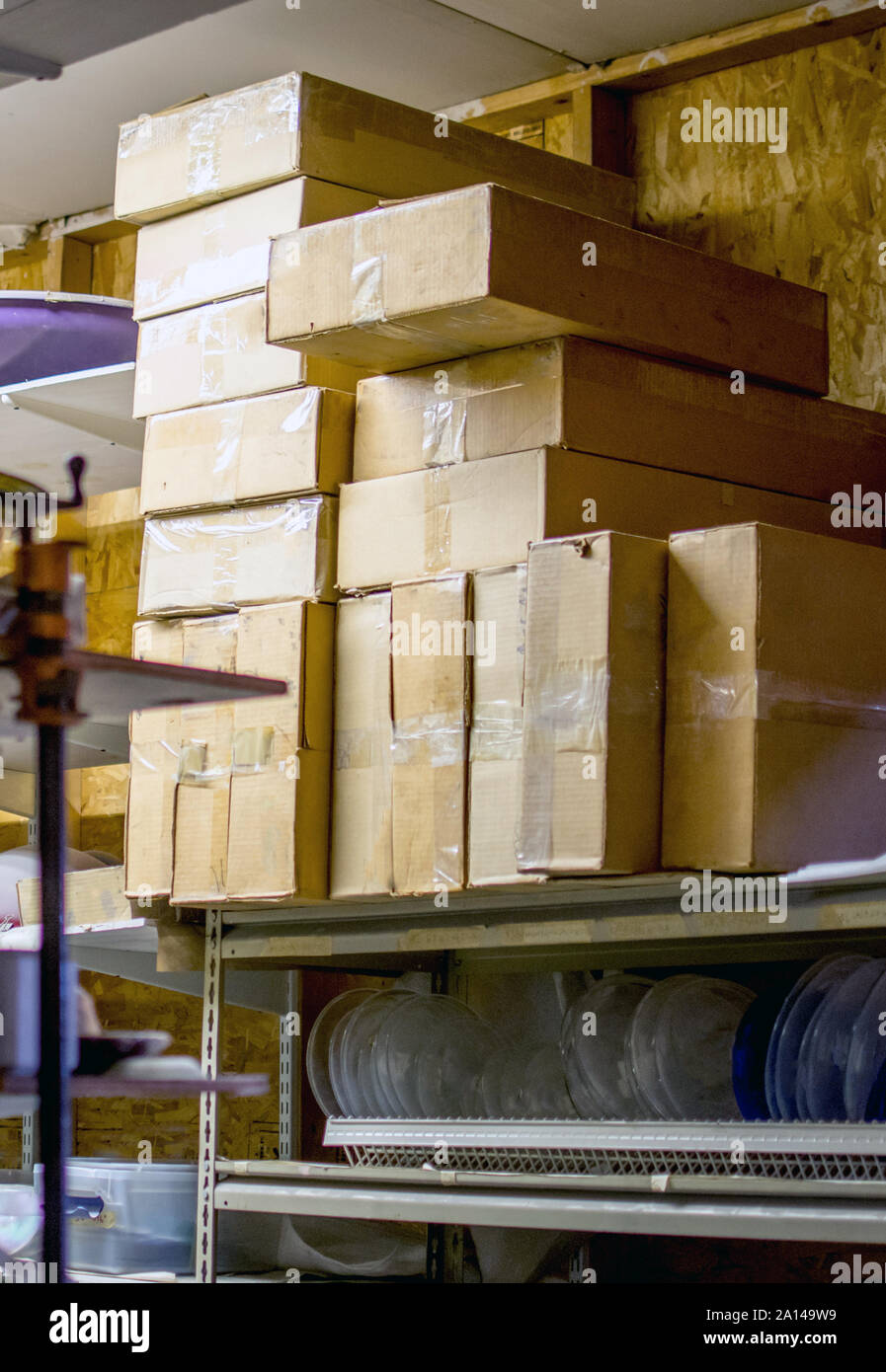 Stapel von geheimnisvollen Boxen sind ein Metall Regal in n alten Schrank angeordnet Stockfoto
