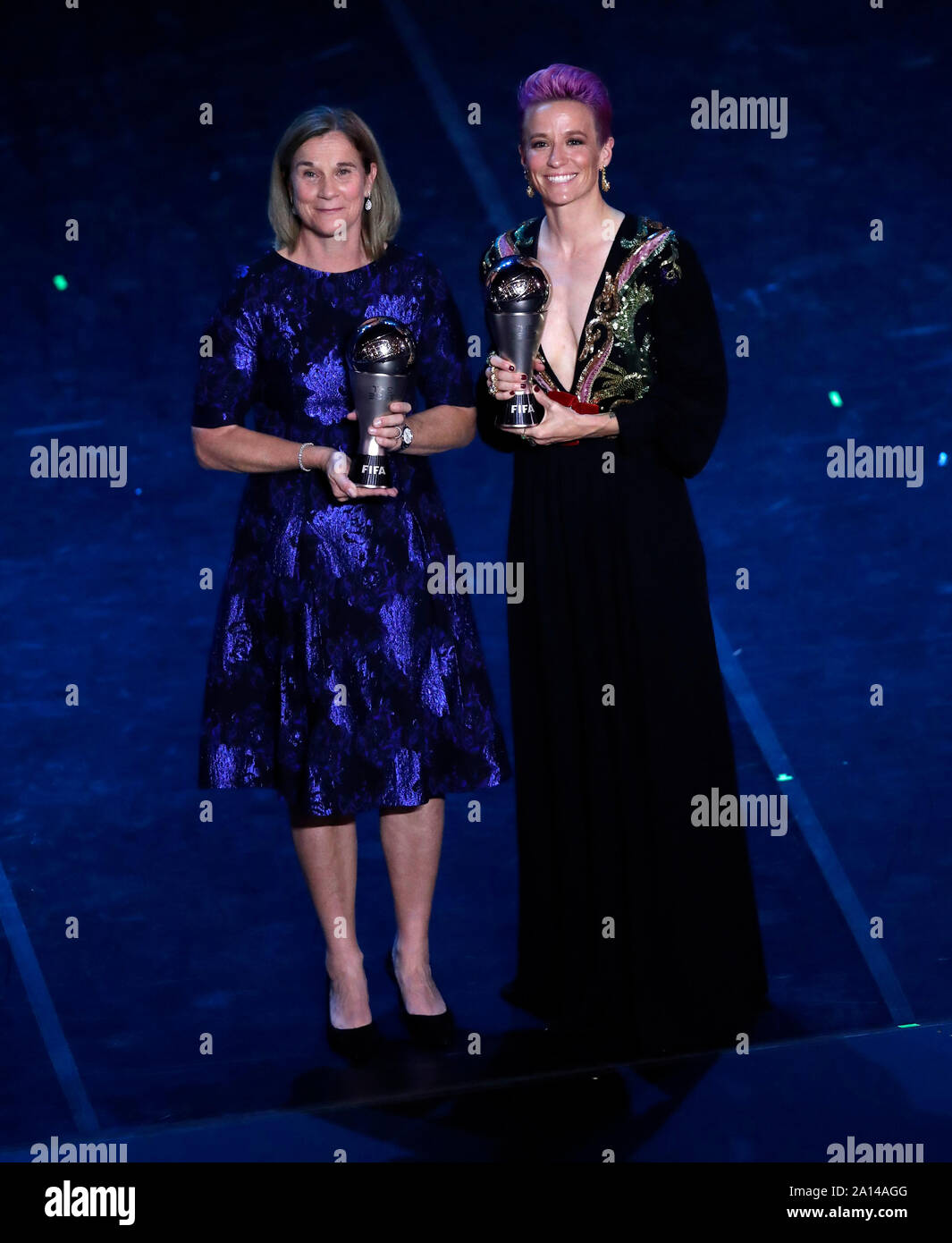 Mailand, Italien. 23 Sep, 2019. Beste FIFA Frauen Trainer von 2019, USA Haupttrainer Jill Ellis (L) und der beste Spieler der FIFA Frauenfussball-Weltmeisterschaft 2019 in den USA und der Herrschaft FC-mittelfeldspieler Megan Rapinoe, stellen während der besten FIFA Football Awards 2019 in Mailand, Italien, Sept. 23, 2019. Credit: Alberto Lingria/Xinhua Stockfoto