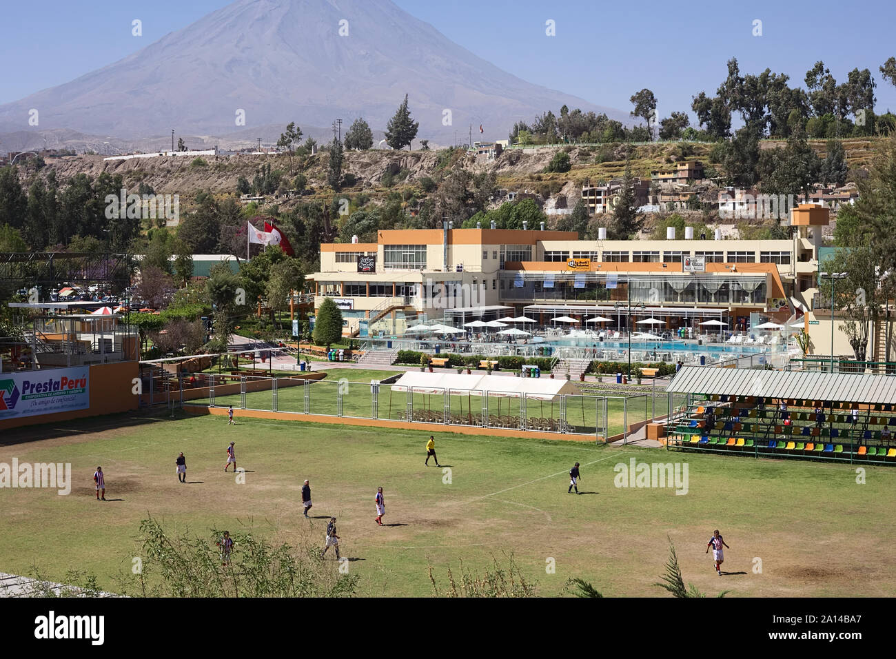 AREQUIPA, PERU - 23. AUGUST 2014: Nicht identifizierte Männer Fußball auf Pitch im Club Internacional Arequipa (International Country Club) Stockfoto