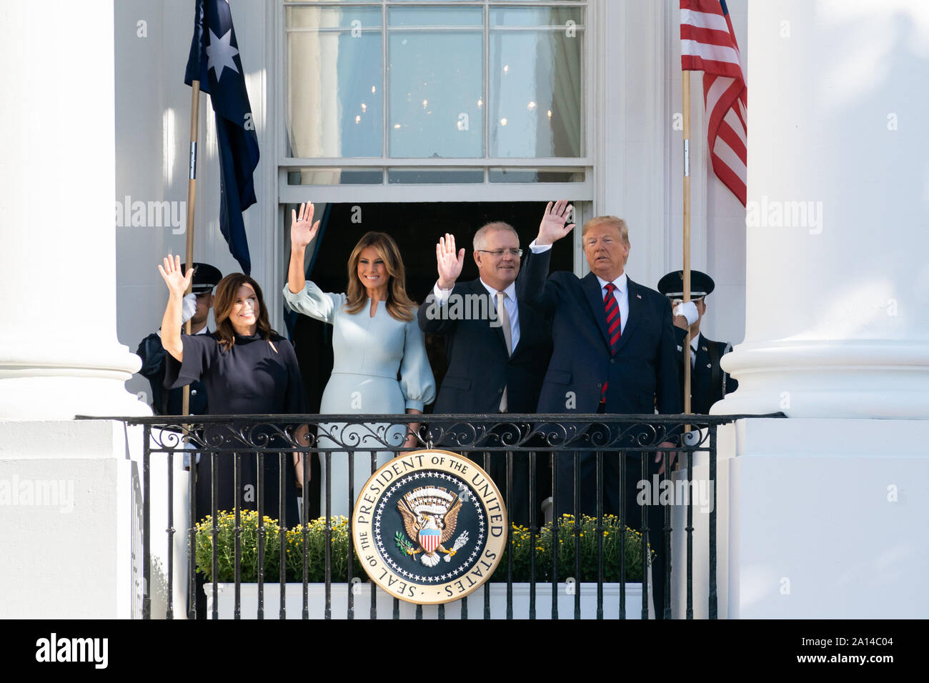 Washington, Vereinigte Staaten von Amerika. 20 Sep, 2019. Präsident Donald J. Trumpf, erste Dame Melania Trump, der australische Premierminister Scott Morrison und seiner Frau Jenny Morrison wave, die Gäste während der Begrüßungszeremonie Freitag, Sept. 20, 2019, auf das Blaue Zimmer Balkon des Weißen Hauses. Personen: Präsident Donald J. Trumpf und der australische Premierminister Scott Morrison Credit: Stürme Media Group/Alamy leben Nachrichten Stockfoto