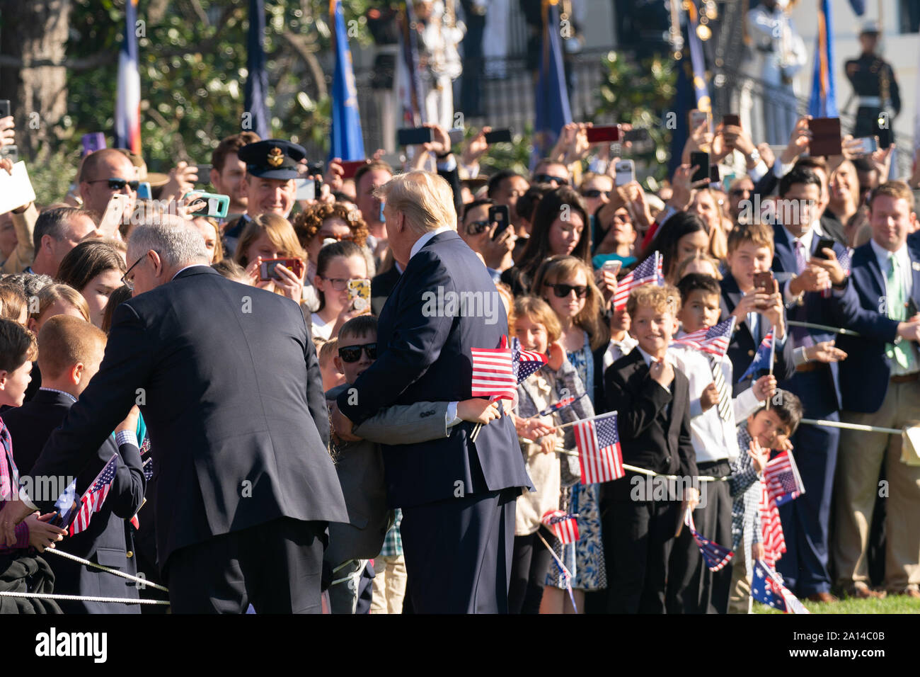 Washington, Vereinigte Staaten von Amerika. 20 Sep, 2019. Präsident Donald J. Trumpf und der australische Premierminister Scott Morrison Gäste begrüßen während des offiziellen Besuchs an einem Seil Linie Freitag, Sept. 20, 2019, auf der South Lawn des Weißen Hauses. Personen: Präsident Donald J. Trumpf und der australische Premierminister Scott Morrison Credit: Stürme Media Group/Alamy leben Nachrichten Stockfoto