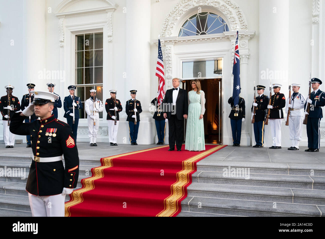 Washington, Vereinigte Staaten von Amerika. 20 Sep, 2019. Präsident Donald J. Trumpf und die erste Dame Melania Trump erwarten die Ankunft der australische Premierminister Scott Morrison und seiner Frau Jenny Morrison Freitag, Sept. 20, 2019, an der nördlichen Vorhalle des Weißen Haus Personen: Präsident Donald Trump, erste Dame Melania Trump Credit: Stürme Media Group/Alamy leben Nachrichten Stockfoto