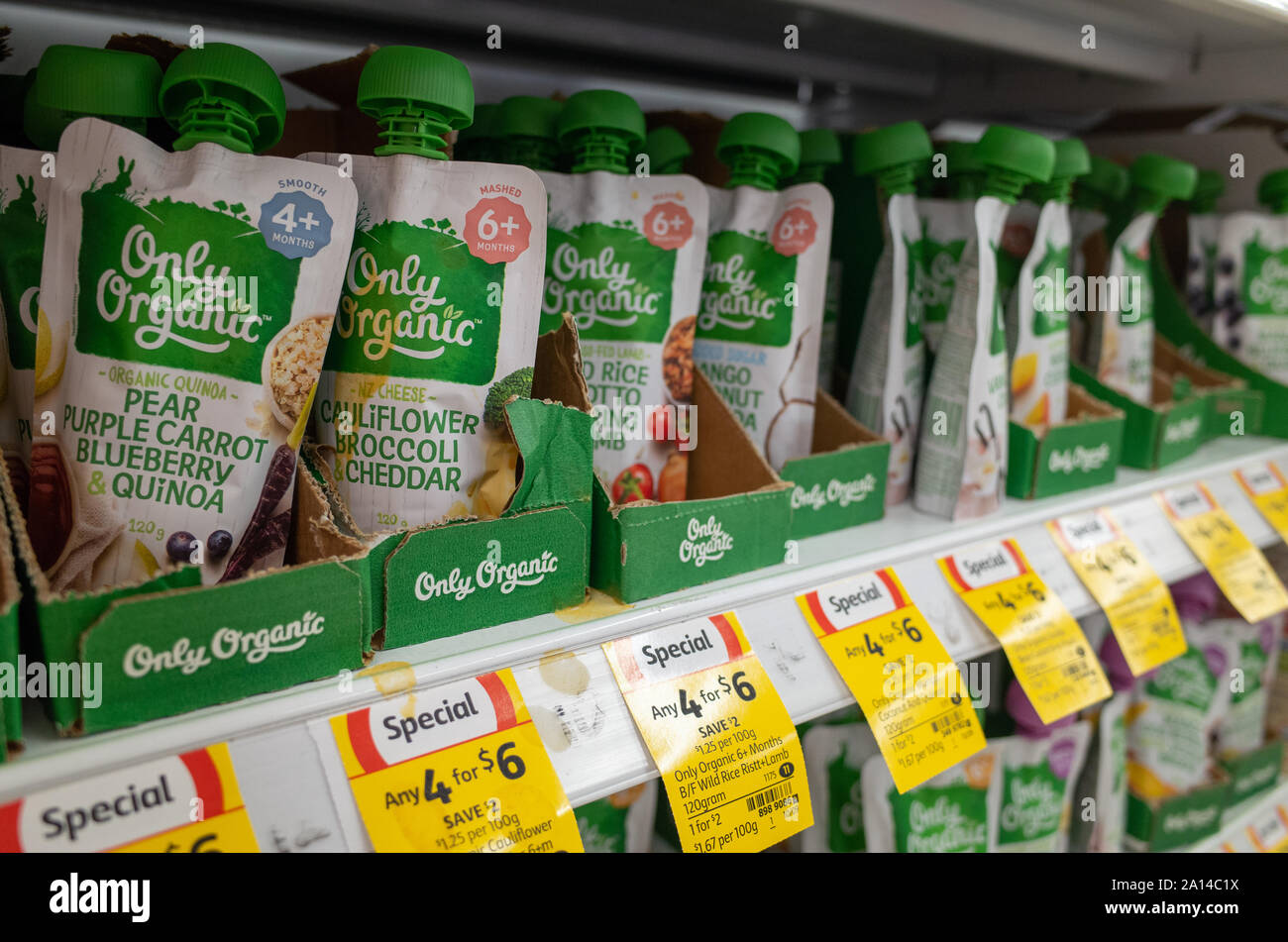Nur organische Babynahrung auf dem Supermarktregal. Die Marke ist das erste zertifizierte Bio Babynahrung in Neuseeland und Australien Stockfoto