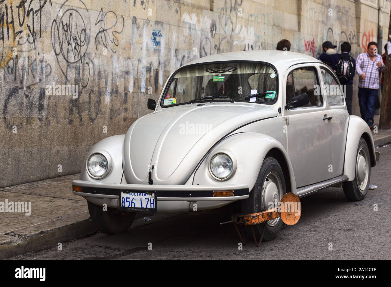 Wegfahrsperre, Rad-Klemme auf dem Rad eines Autos geparkt in einer  verbotenen Parkzone, England, Vereinigtes Königreich Stockfotografie - Alamy