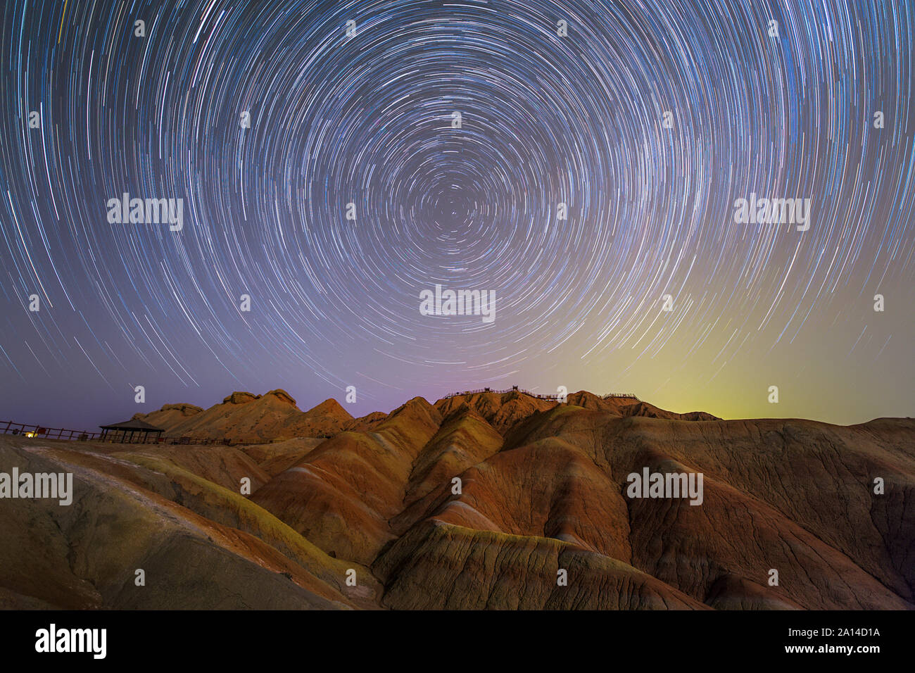 Star Trails rund um den nördlichen Himmelspol oberhalb der Zhangye Danxia Relief in China. Stockfoto