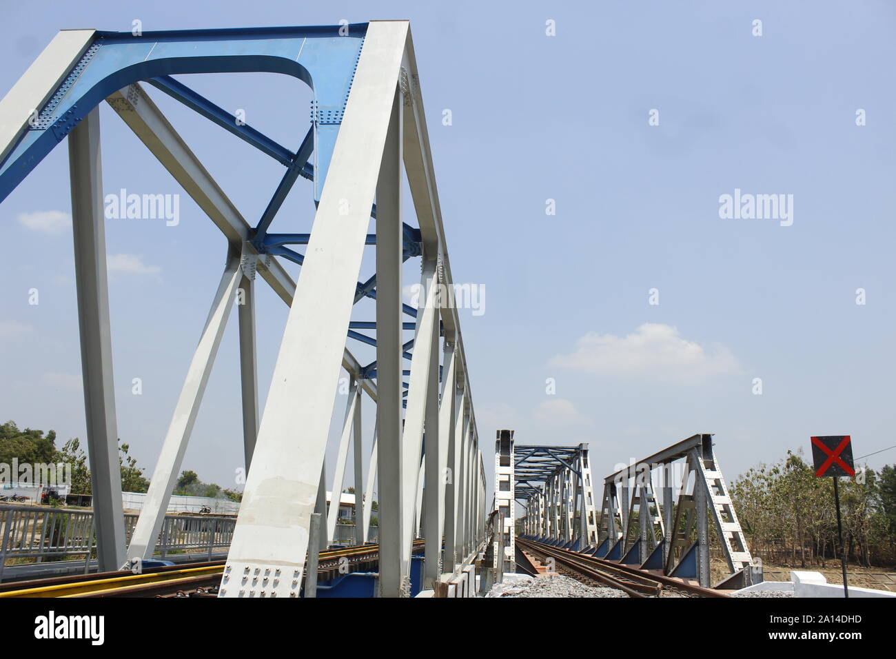 Die double Track und die Brücke über den Fluss Madiun Madiun Winongo, Dorf, Stadt, Montag, 23. September 2019. Die double Track wurde durch das Ministerium für Verkehr der Republik Indonesien durchgeführt, in diesem Fall der Generaldirektion der Eisenbahnen [Dirjenkerta] durch die Madiun Kedung Banteng Dual Line Arbeit Einheit [JGMK] fortfahren, seine Arbeit zu beschleunigen. Die 57 km Strecke, die beginnt, von km 164 000 bis zu 221 000 km, ist der Arbeitsbereich der Behörde der Ost Java Engagement Teekocher [PPK] II. Der Plan, wenn PT. Indonesischen Eisenbahn/KAI Regional Operations [Daop] 7 Madiu Stockfoto