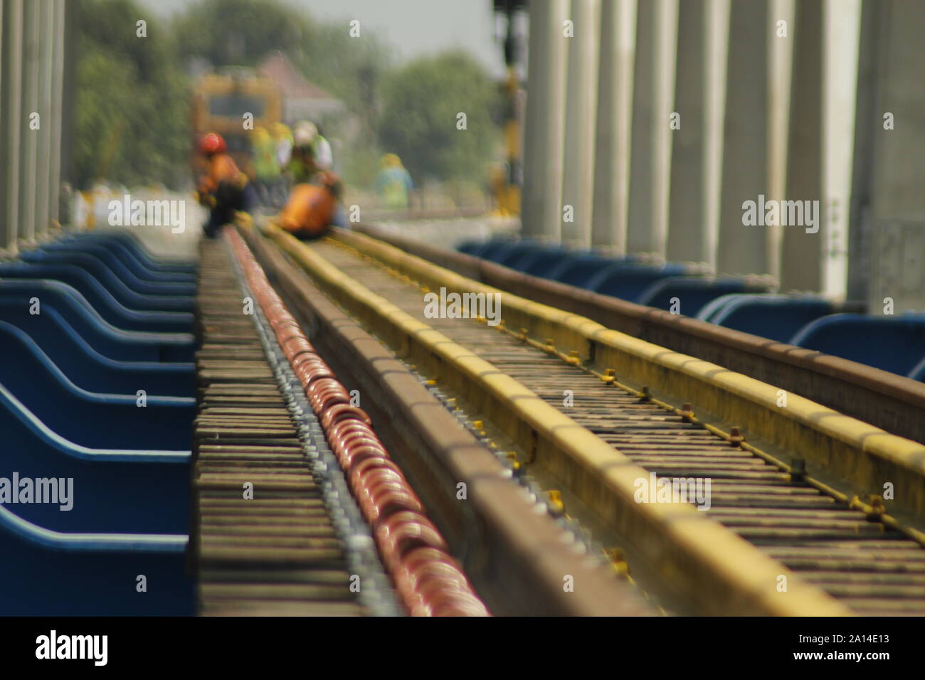 Eine Reihe von Arbeitnehmern wurden gesehen, die Double Track- und Brückenbau Projekt über den Madiun Winongo Fluß, Dorf, Stadt, Madiun Montag, 23. September 2019. Die double Track wurde durch das Ministerium für Verkehr der Republik Indonesien, in diesem Fall der Generaldirektion der Eisenbahnen [Dirjenkerta] durch die Madiun Kedung Dual Line Arbeitseinheit Banteng [JGMK] fährt fort, seine Arbeiten zu beschleunigen. Die 57 km Strecke, die beginnt, von km 164 000 km 221 000, ist der Arbeitsbereich der Ost Java II Engagement Teekocher [PPK] Autorität. Der Plan, wenn PT. Indonesischen Eisenbahn/KAI Re Stockfoto