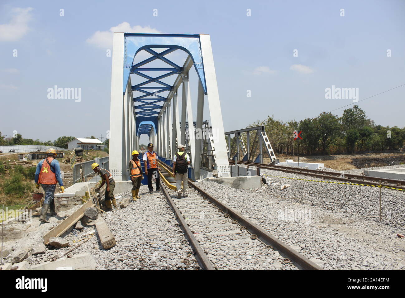 Eine Reihe von Arbeitnehmern wurden gesehen, die Double Track- und Brückenbau Projekt über den Madiun Winongo Fluß, Dorf, Stadt, Madiun Montag, 23. September 2019. Die double Track wurde durch das Ministerium für Verkehr der Republik Indonesien, in diesem Fall der Generaldirektion der Eisenbahnen [Dirjenkerta] durch die Madiun Kedung Dual Line Arbeitseinheit Banteng [JGMK] fährt fort, seine Arbeiten zu beschleunigen. Die 57 km Strecke, die beginnt, von km 164 000 km 221 000, ist der Arbeitsbereich der Ost Java II Engagement Teekocher [PPK] Autorität. Der Plan, wenn PT. Indonesischen Eisenbahn/KAI Re Stockfoto