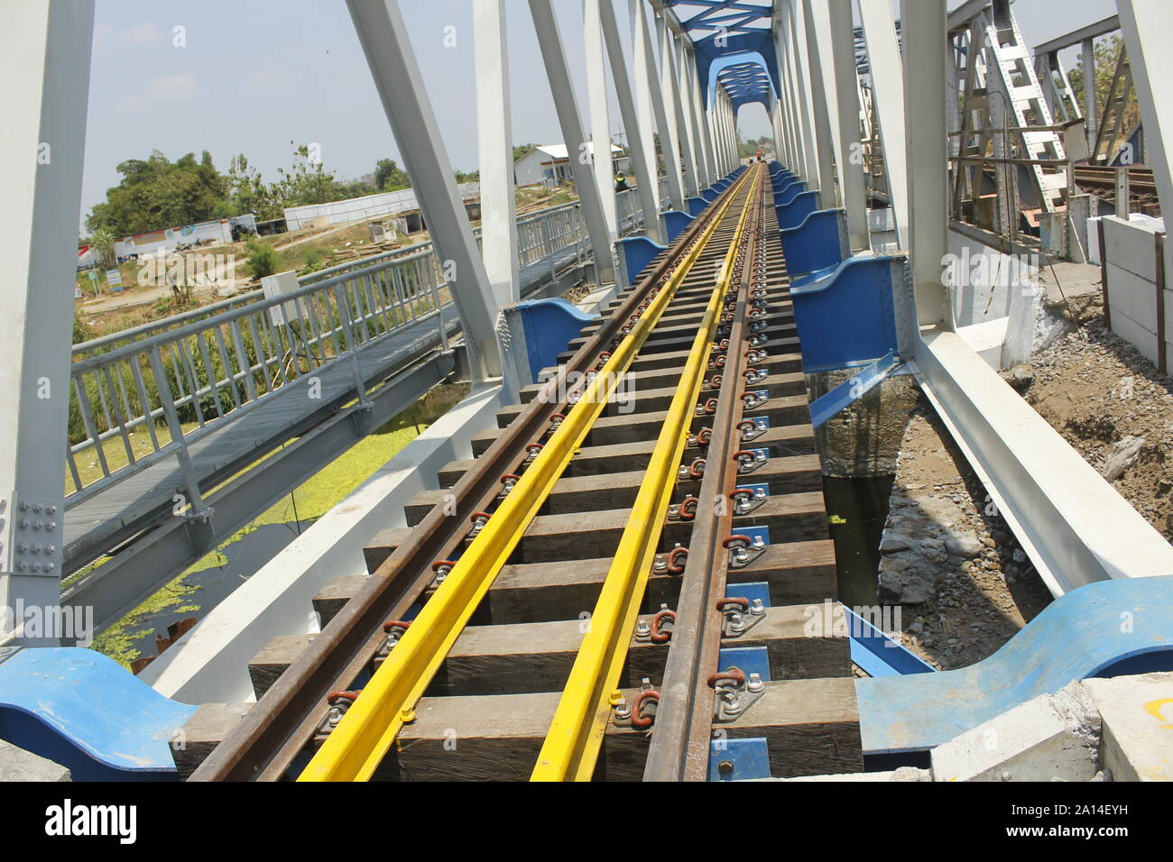 Die double Track und die Brücke über den Fluss Madiun Madiun Winongo, Dorf, Stadt, Montag, 23. September 2019. Die double Track wurde durch das Ministerium für Verkehr der Republik Indonesien durchgeführt, in diesem Fall der Generaldirektion der Eisenbahnen [Dirjenkerta] durch die Madiun Kedung Banteng Dual Line Arbeit Einheit [JGMK] fortfahren, seine Arbeit zu beschleunigen. Die 57 km Strecke, die beginnt, von km 164 000 bis zu 221 000 km, ist der Arbeitsbereich der Behörde der Ost Java Engagement Teekocher [PPK] II. Der Plan, wenn PT. Indonesischen Eisenbahn/KAI Regional Operations [Daop] 7 Madiu Stockfoto