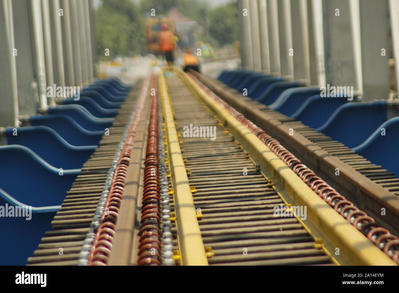 Eine Reihe von Arbeitnehmern wurden gesehen, die Double Track- und Brückenbau Projekt über den Madiun Winongo Fluß, Dorf, Stadt, Madiun Montag, 23. September 2019. Die double Track wurde durch das Ministerium für Verkehr der Republik Indonesien, in diesem Fall der Generaldirektion der Eisenbahnen [Dirjenkerta] durch die Madiun Kedung Dual Line Arbeitseinheit Banteng [JGMK] fährt fort, seine Arbeiten zu beschleunigen. Die 57 km Strecke, die beginnt, von km 164 000 km 221 000, ist der Arbeitsbereich der Ost Java II Engagement Teekocher [PPK] Autorität. Der Plan, wenn PT. Indonesischen Eisenbahn/KAI Re Stockfoto