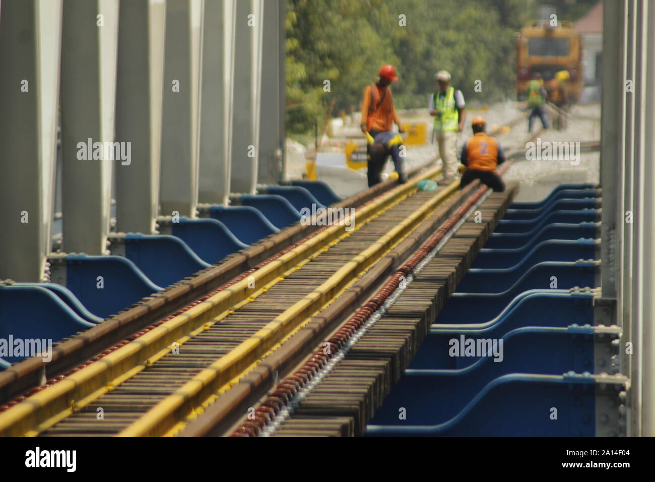 Eine Reihe von Arbeitnehmern wurden gesehen, die Double Track- und Brückenbau Projekt über den Madiun Winongo Fluß, Dorf, Stadt, Madiun Montag, 23. September 2019. Die double Track wurde durch das Ministerium für Verkehr der Republik Indonesien, in diesem Fall der Generaldirektion der Eisenbahnen [Dirjenkerta] durch die Madiun Kedung Dual Line Arbeitseinheit Banteng [JGMK] fährt fort, seine Arbeiten zu beschleunigen. Die 57 km Strecke, die beginnt, von km 164 000 km 221 000, ist der Arbeitsbereich der Ost Java II Engagement Teekocher [PPK] Autorität. Der Plan, wenn PT. Indonesischen Eisenbahn/KAI Re Stockfoto