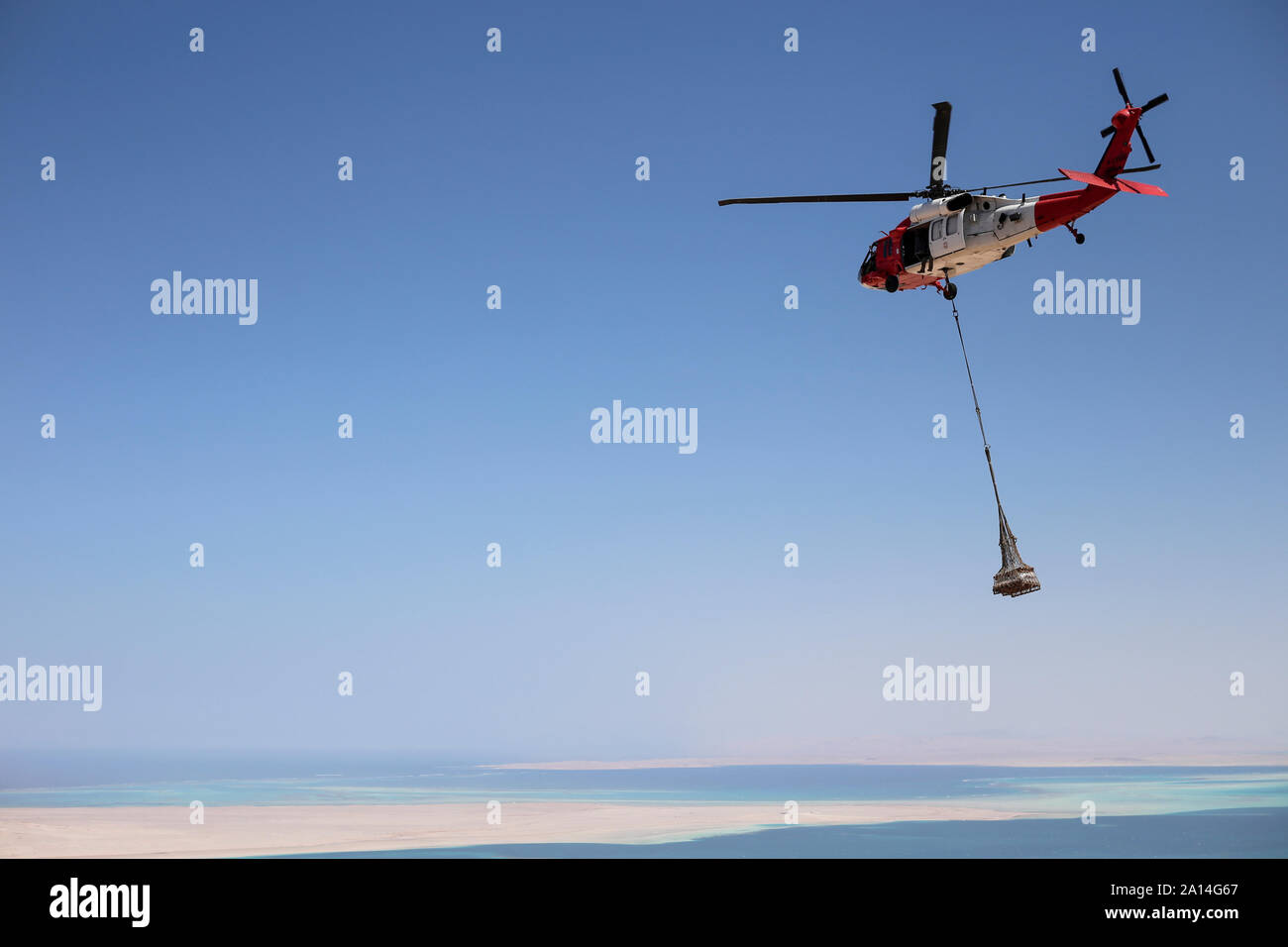 Eine Task Force Sinai UH-60 Dimmers diesen außer Betrieb setzt eine multinationale Streitmacht und Beobachter Remote Site über den Golf von Aqaba am 12. September 2019. Stockfoto