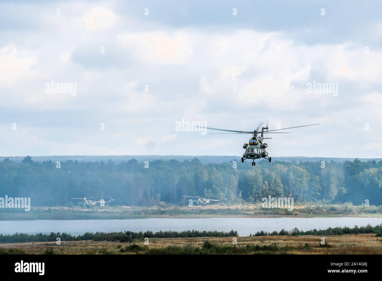 Ein Mi-8 Helikopter geht zurück in die Ausgangsposition nach Abschluss der Aufklärung für zwei Mi-17 Hubschrauber Einfügungen, die während einer Demonstration für Verehrte Besucher als Teil der Schnellen Trident2019 in Combat Training Center-Yavoriv, Sept. 20, 2019 Stockfoto