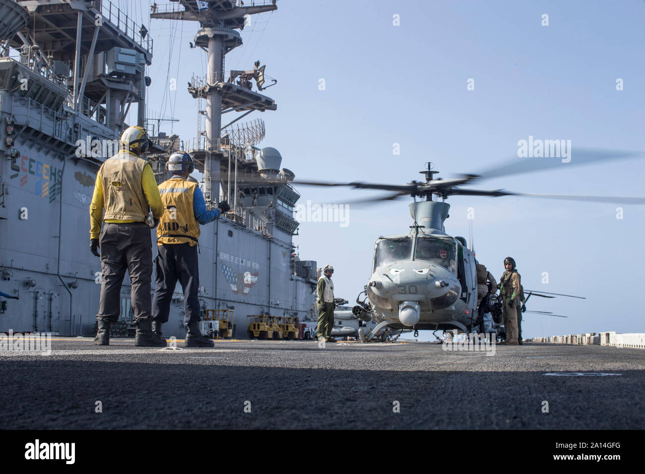 190919-M-EG 058-1093 INDISCHER OZEAN (Sept. 19, 2019) Ein UH-1Y Gift zu Marine Medium Tiltrotor Squadron (VMM) 163 befestigt (verstärkt), 11 Marine Expeditionary Unit (MEU), bereitet sich auf den Start beim Flugbetrieb an Bord der Amphibisches Schiff USS Boxer (LHD4). Der Boxer Amphibious Ready Gruppe und der 11 MEU sind in die USA 5 Flotte Bereich der Maßnahmen zur Unterstützung der Marine im Einsatz für die Stabilität und Sicherheit in der Region zu gewährleisten und verbindet das Mittelmeer und den Pazifischen Raum durch den Westlichen Indischen Ozean und drei strategischen Punkten ersticken. (U.S. Marine Corp Stockfoto