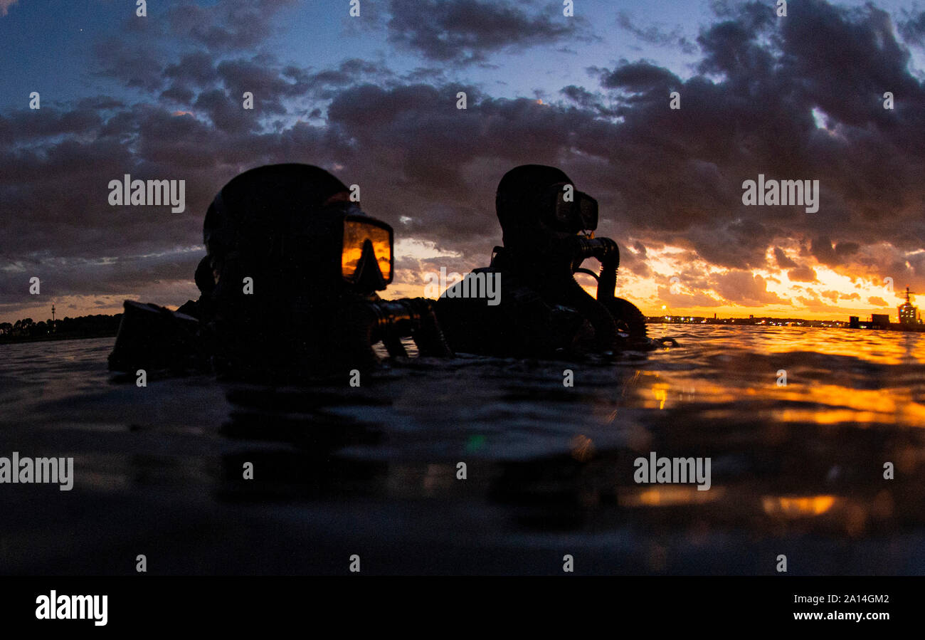 190918-N-XD 935-0006 - ATLANTIK (September 18, 2019) ein Mitglied zu Naval Special Warfare Group 2 zugeordneten militärischen Tauchbasen führt an der Ostküste der Vereinigten Staaten. Naval Special Warfare (NSW) investiert in die Ausbildung und Entwicklung von nachhaltigen Fähigkeiten, Kapazitäten und Konzepte, um den Wettbewerbsvorteil der U.S. Navy Special Operation Forces (SOF) Schärfen. (U.S. Marine Foto von Senior Chief Mass Communication Specialist Jayme Pastoric/freigegeben) Stockfoto