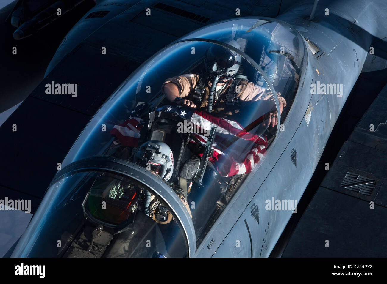 Us-amerikanische F-15 E Strike Eagle führt eine Combat Air Patrol Mission über eine stille Lage in Südwestasien, Sept. 17, 2019. Der Strike Eagle spielt eine zentrale Rolle in der Air Force Central Command Operations durch ständige Bereitschaft zur Unterstützung des Flugbetriebs, die Abschreckung und Stabilität und die Stärkung der Mission Bemühungen der Koalitionspartner. (U.S. Air Force Foto von Master Sgt. Russ Scalf) Stockfoto