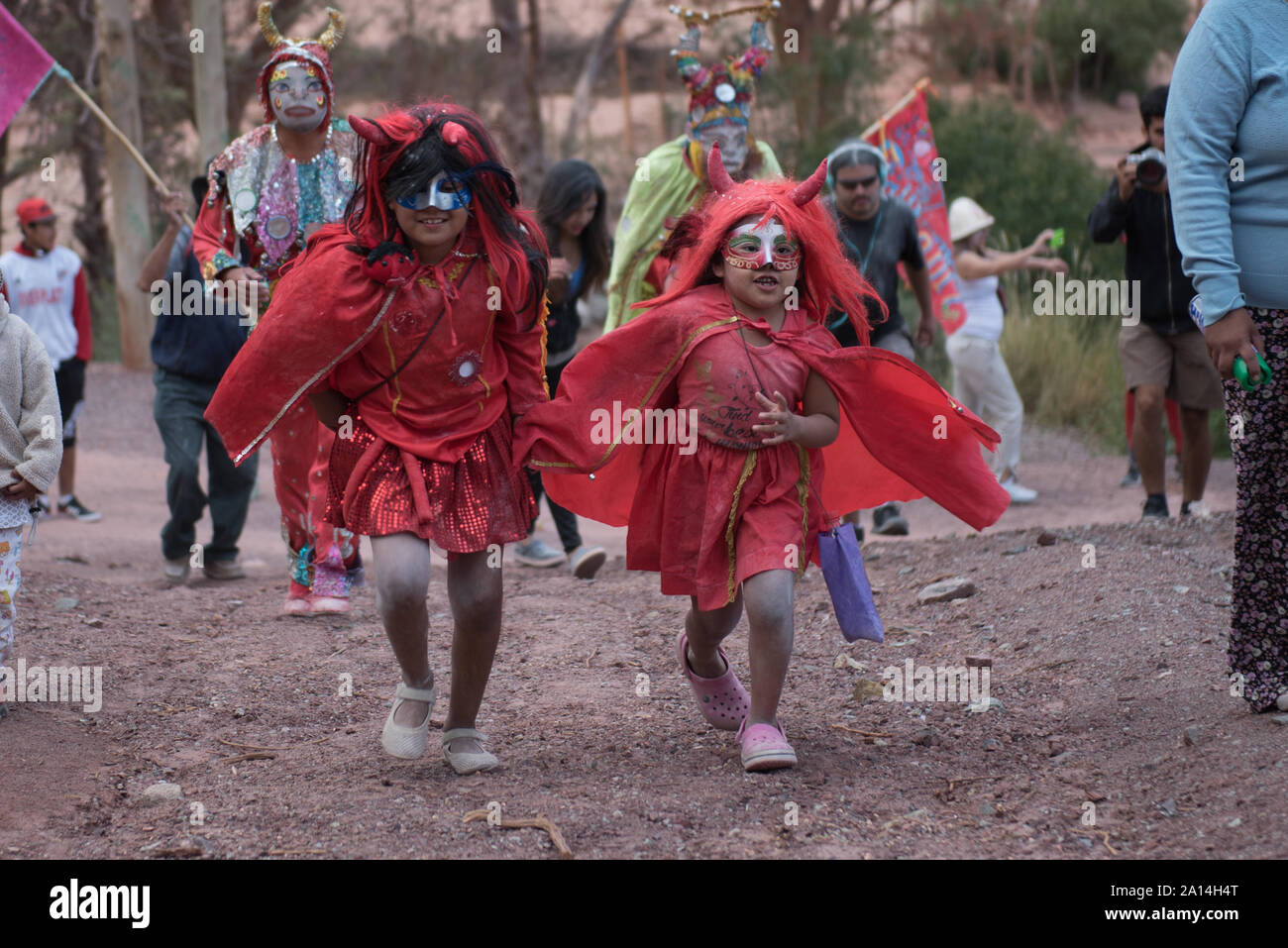 Purmamarca, Argentinien - 5. März 2017: eine Gruppe von Menschen auf den Straßen wandern und Singen, weil der letzte Tag des Karnevals auf dem Hochplateau Stockfoto