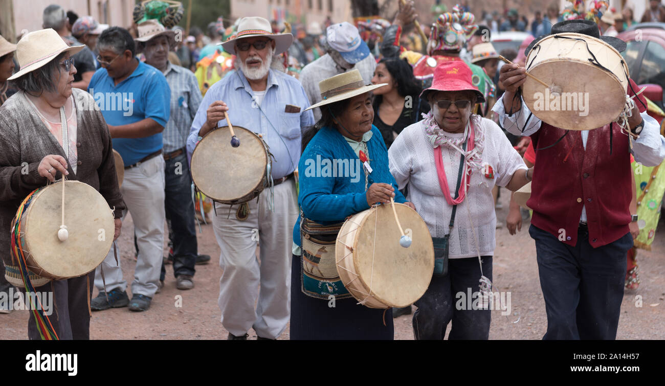 Purmamarca, Argentinien - 5. März 2017: eine Gruppe von Menschen auf den Straßen wandern und Singen, weil der letzte Tag des Karnevals auf dem Hochplateau Stockfoto