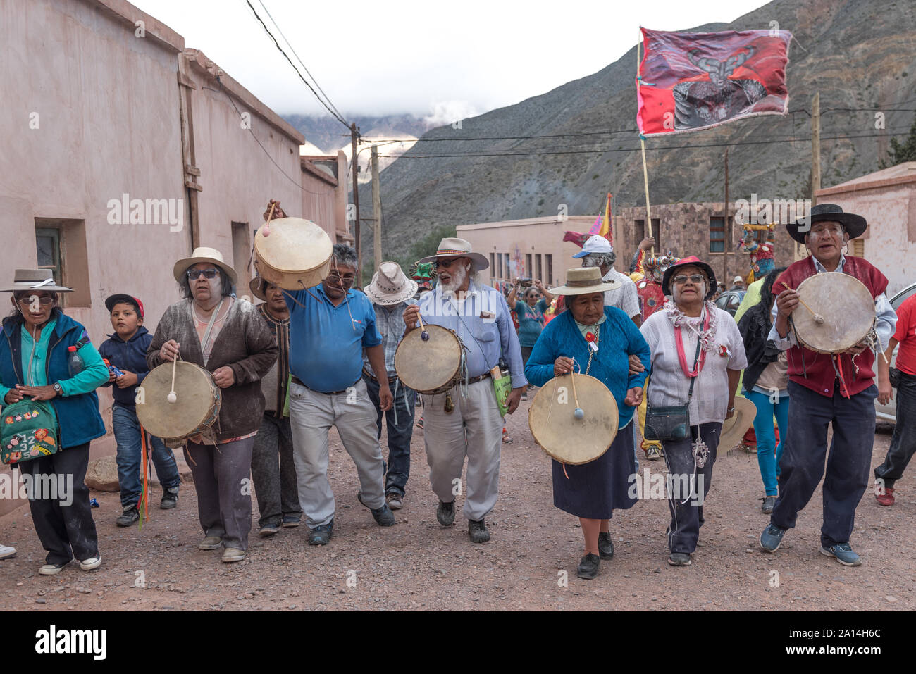 Purmamarca, Argentinien - 5. März 2017: eine Gruppe von Menschen auf den Straßen wandern und Singen, weil der letzte Tag des Karnevals auf dem Hochplateau Stockfoto