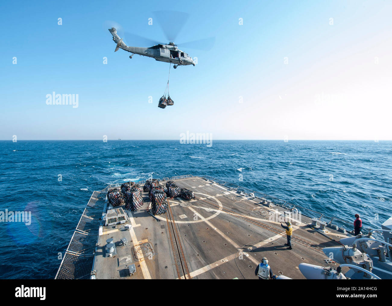 Ein MH-60S Seahawk Hubschrauber fällt die Versorgung an Bord der USS Truxton. Stockfoto