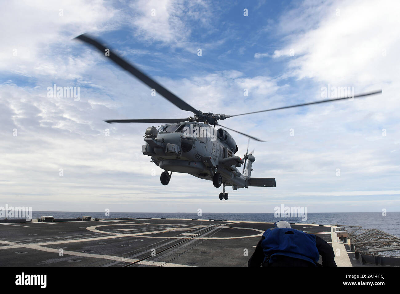 Seaman bereitet einen Helikopter in das Flight Deck an Bord der USS Vicksburg zu sichern. Stockfoto