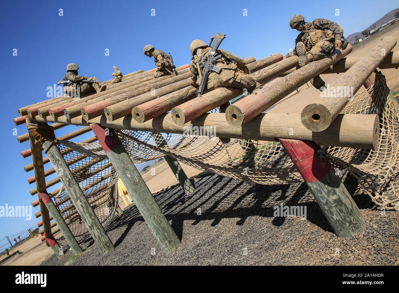 Militärische Rekruten durch einen Hindernisparcours in Camp Pendleton, Kalifornien zu navigieren. Stockfoto