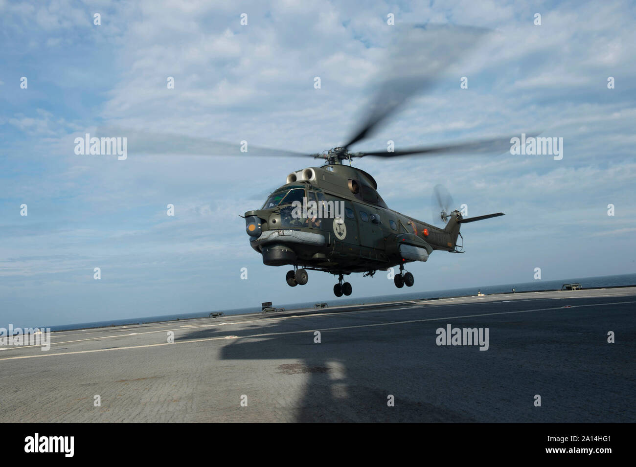 Eine rumänische Marine IAR-330 mittlerer Hubschrauber an Bord der USS Mount Whitney. Stockfoto