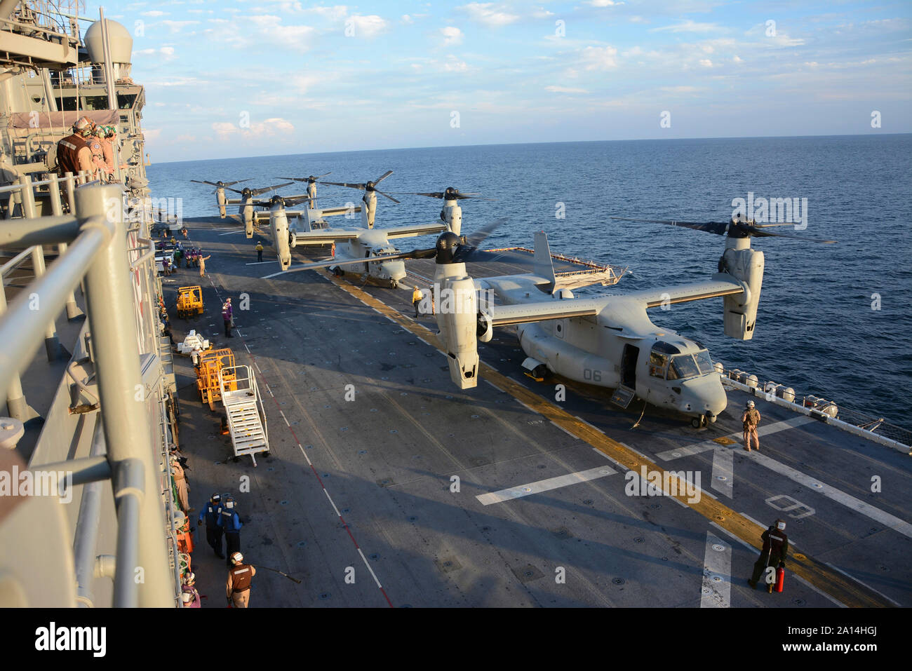 MV-22 B Fischadler vorbereiten an Bord amphibisches Schiff USS Iwo Jima zu starten. Stockfoto