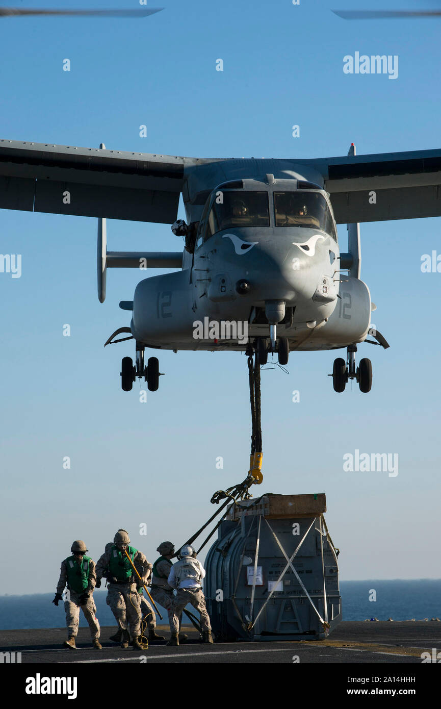 Marines befestigen Sie die Hoist sling eines AV-8B Harrier Jet Engine container MV-22 Osprey. Stockfoto