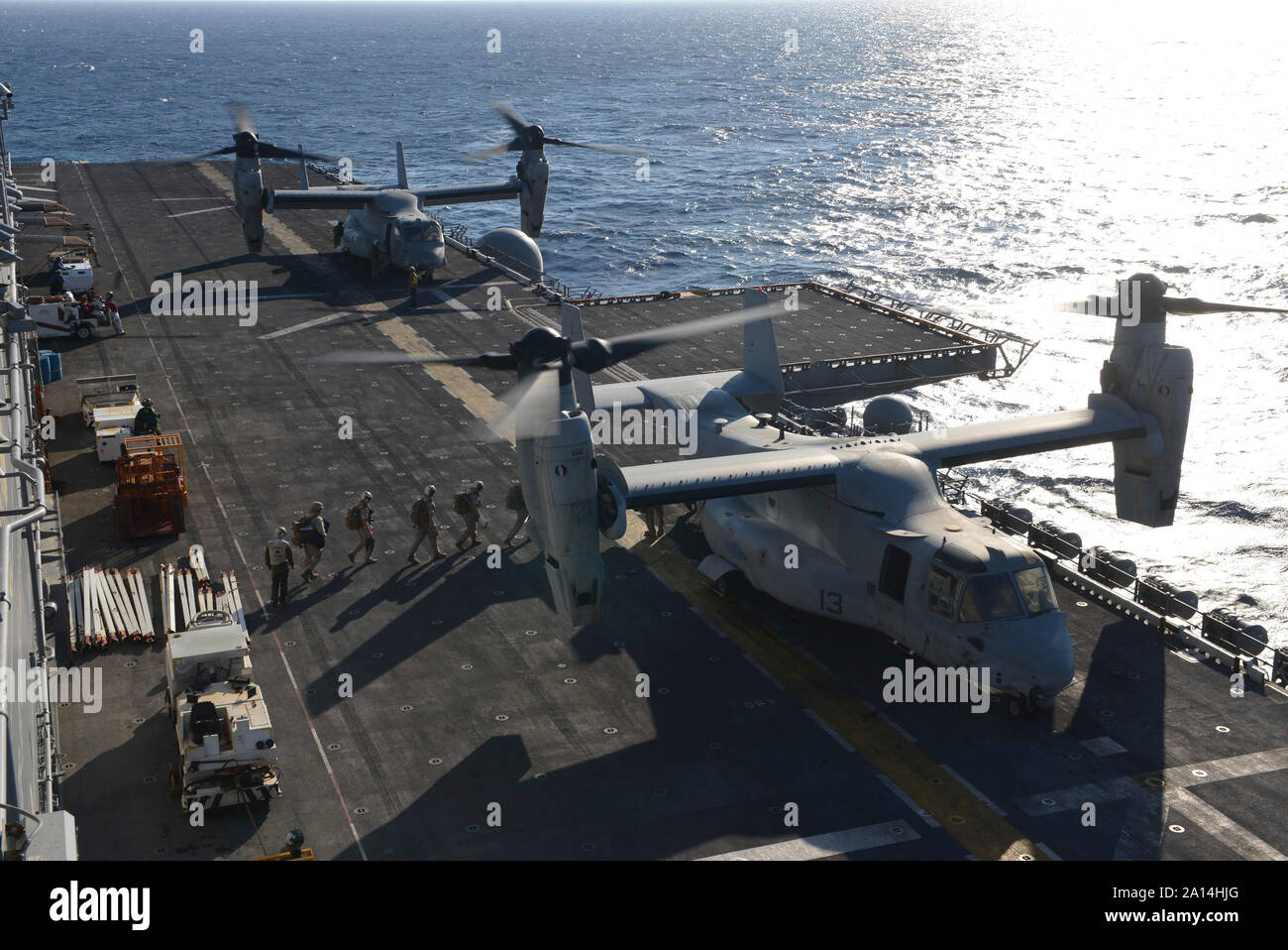 Marines Last auf einer MV-22 Osprey an Bord der Amphibisches Schiff USS Bataan. Stockfoto