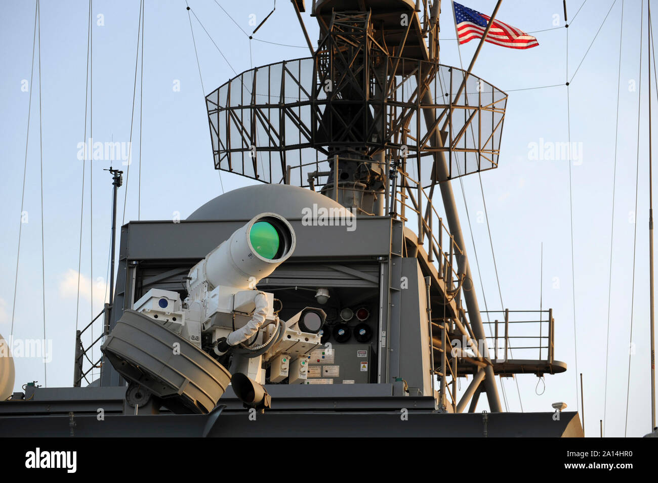 Eine Demonstration der Laser Waffensystem an Bord der USS Ponce. Stockfoto