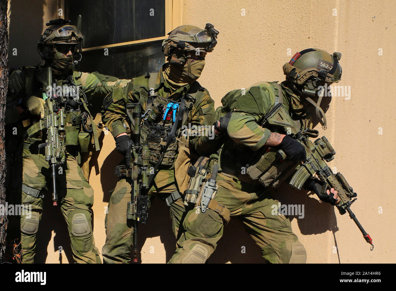 Soldaten mit der Norwegischen Telemark Bataillon bereiten Sie eine städtische Einrichtung zu Raid. Stockfoto