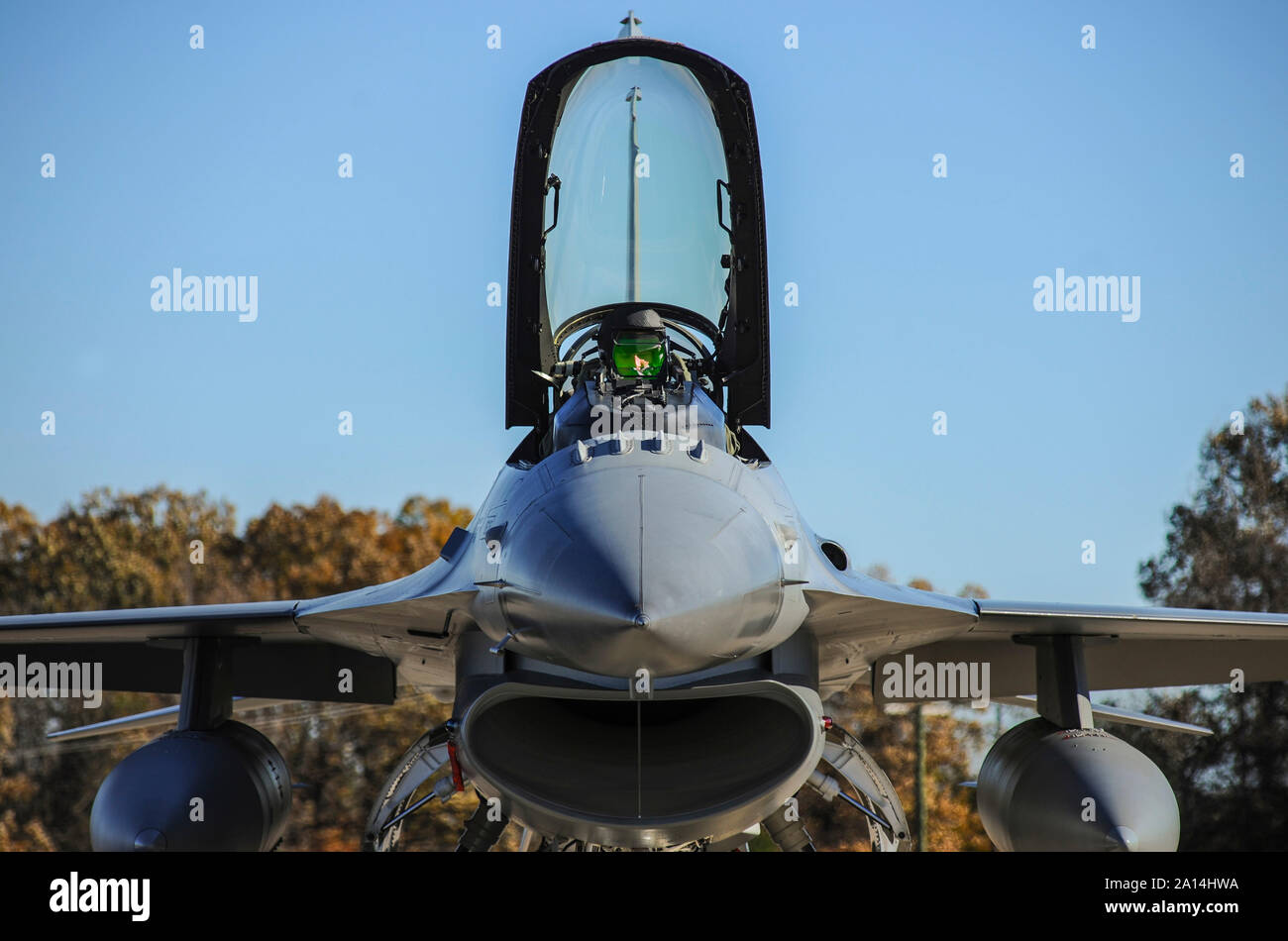 Ein US Air Force Pilot öffnet das Vordach einer F-16C Fighting Falcon. Stockfoto