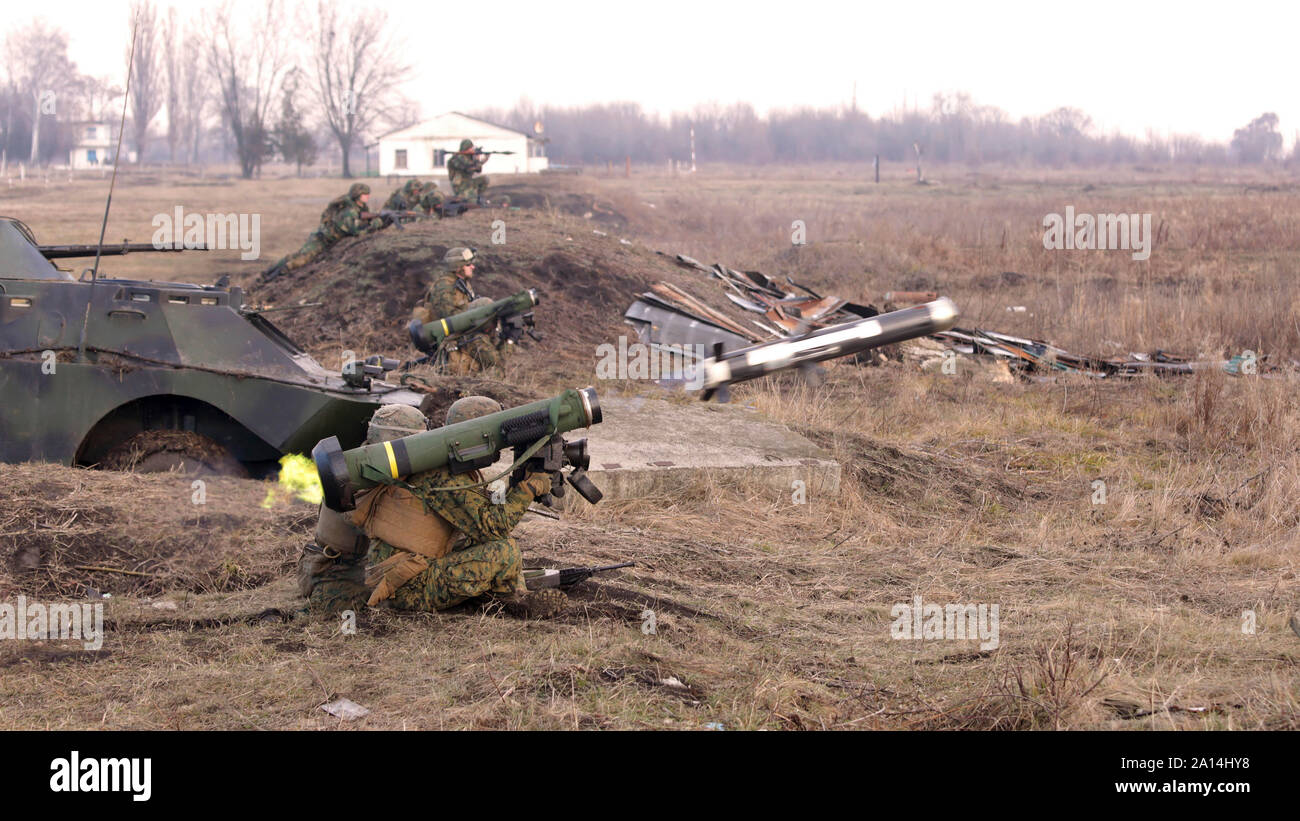 Soldaten Brennen eines FGM-148 Javelin tragbare Anti-tank Rakete. Stockfoto