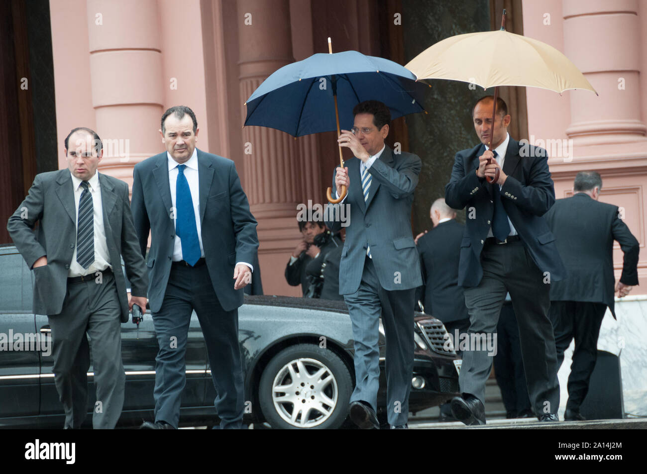 Buenos Aires, Argentinien - 29. Oktober 2010: Nestor Kirchner in Argentinien stirbt, Mitarbeiter und Sekretäre des Government House. Stockfoto