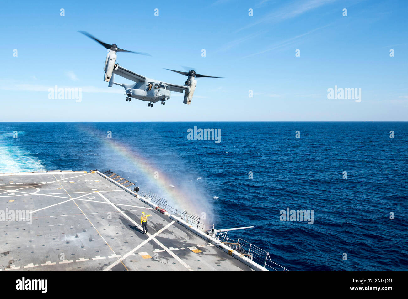 Eine MV-22 B Osprey zieht aus der Flight Deck der USS New York. Stockfoto
