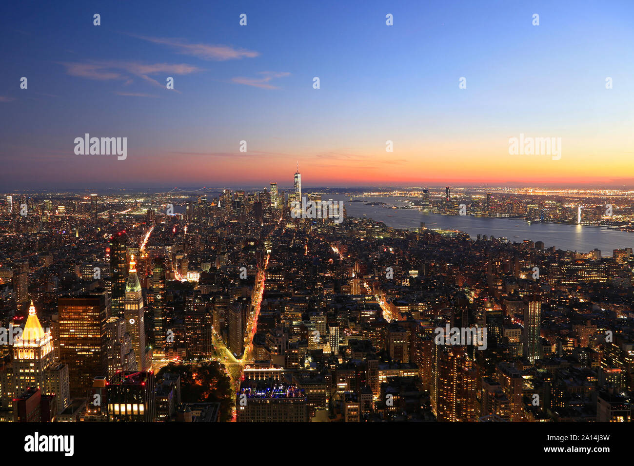Luftaufnahme von New York City, Manhattan Skyline leuchtet bei Sonnenuntergang, USA Stockfoto