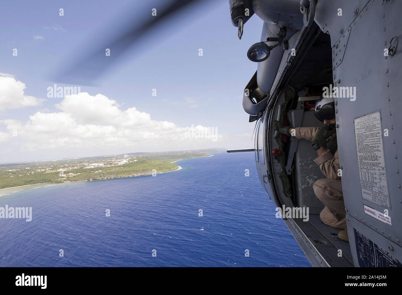U.S. Naval Aircrewman scannt den Horizont bei der Suche und Rettung. Stockfoto