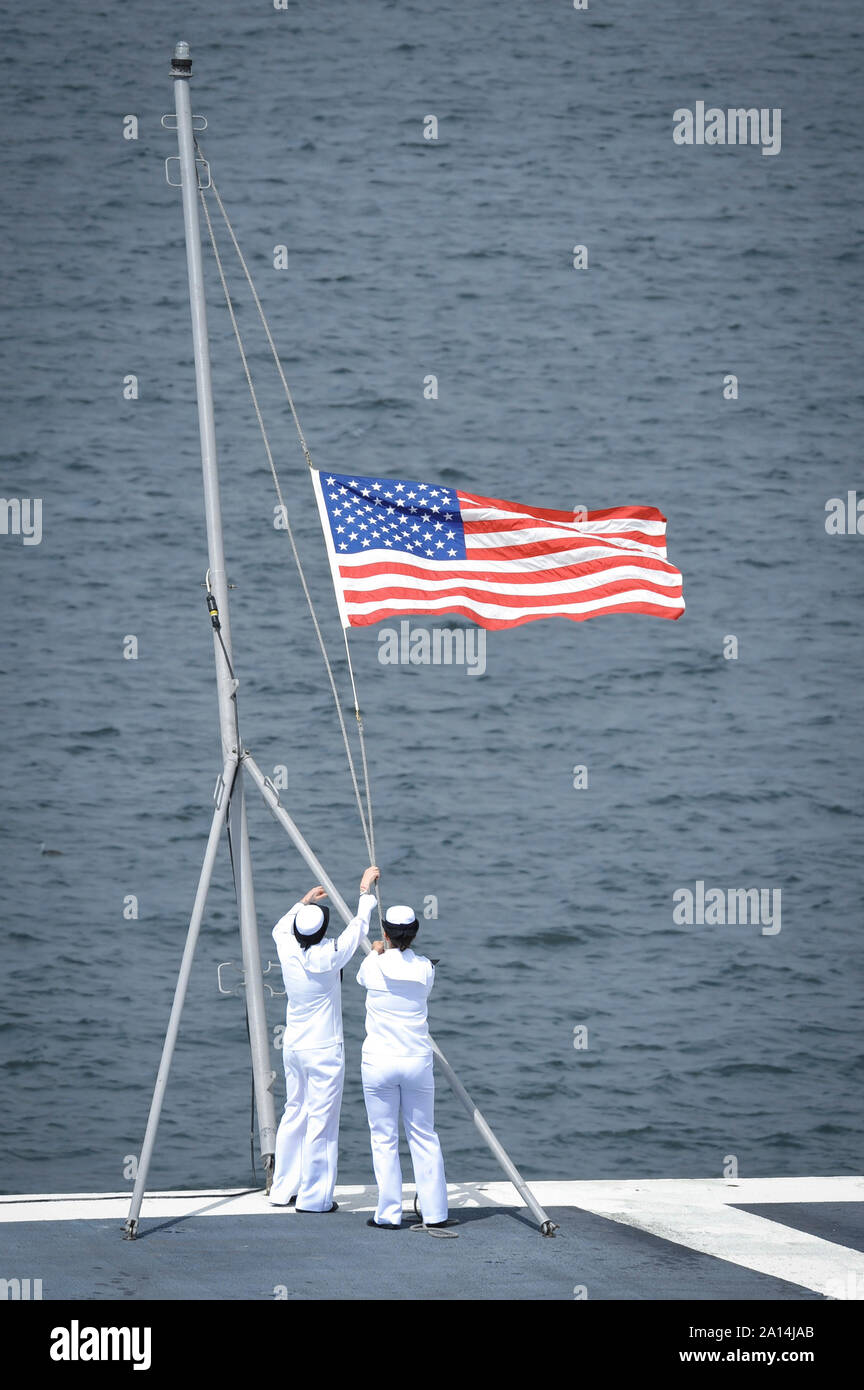 Aviation Ordnancemen shift Farben auf dem Flugdeck der USS Ronald Reagan. Stockfoto