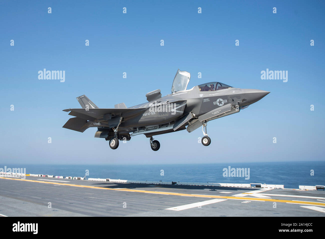 Eine F-35B Beleuchtung II landet auf dem Flugdeck der USS Wasp. Stockfoto