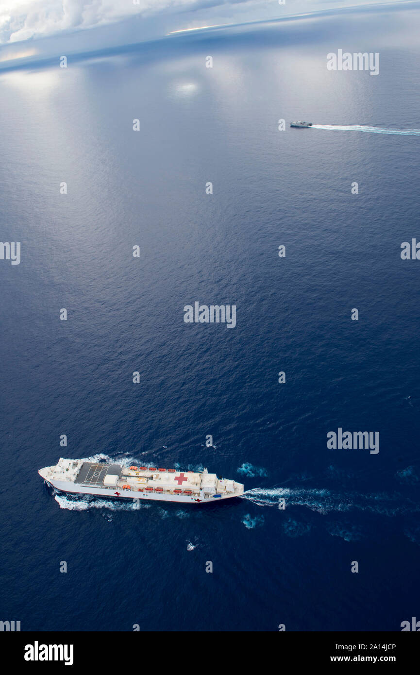 Hospital Ship USNS Mercy und hohe Geschwindigkeit Schiff USNS Millinocket. Stockfoto