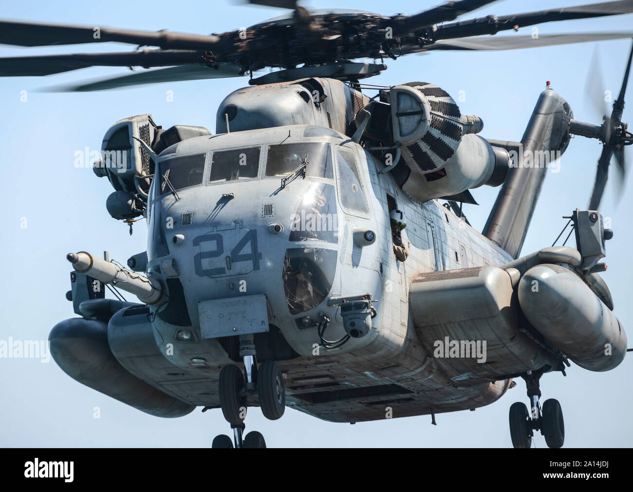 Ein CH-53 Super Hengst zieht aus der Flight Deck der USS-Green Bay. Stockfoto