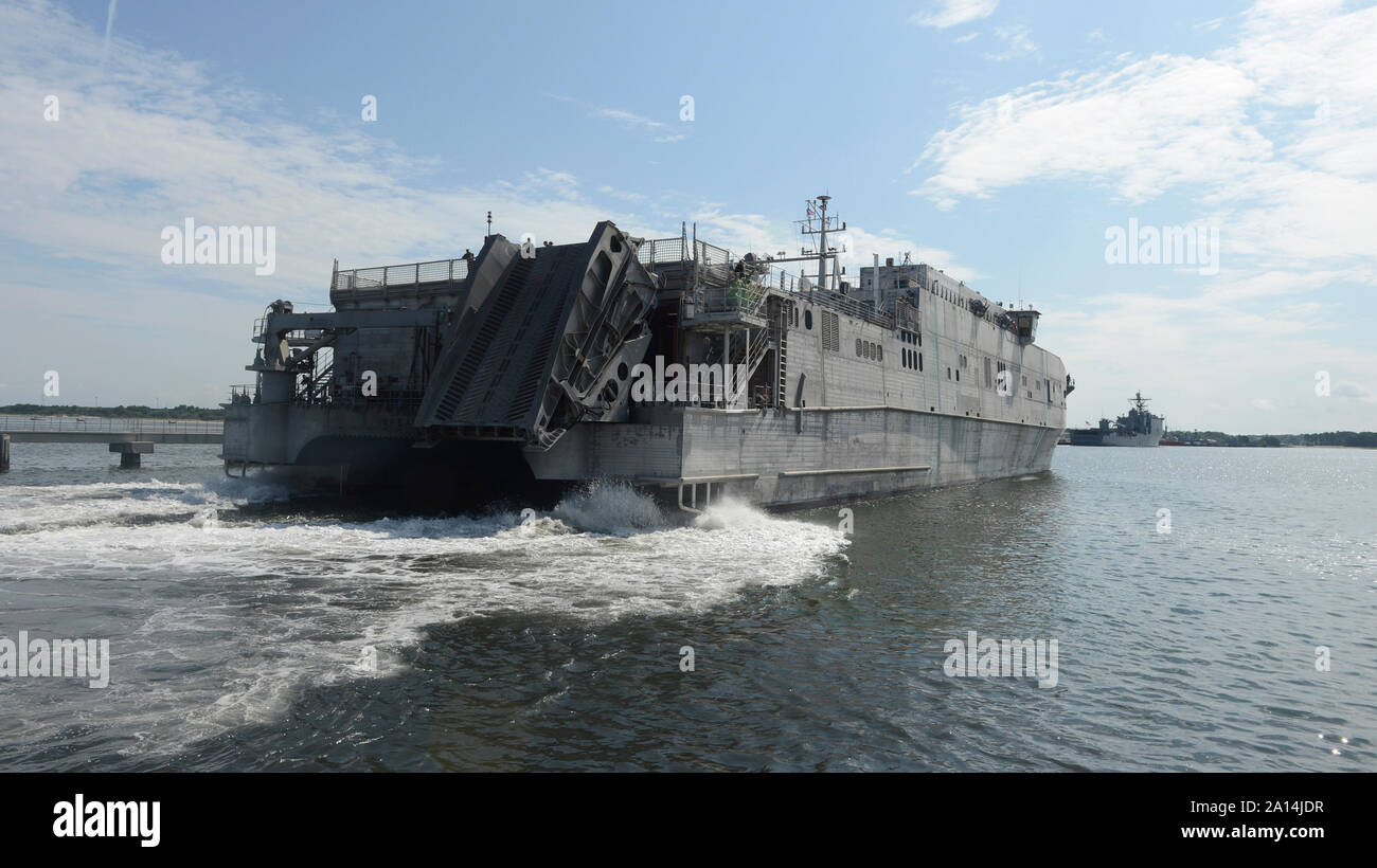 USNS Speerspitze Transite weg von einem Pier in Virginia. Stockfoto