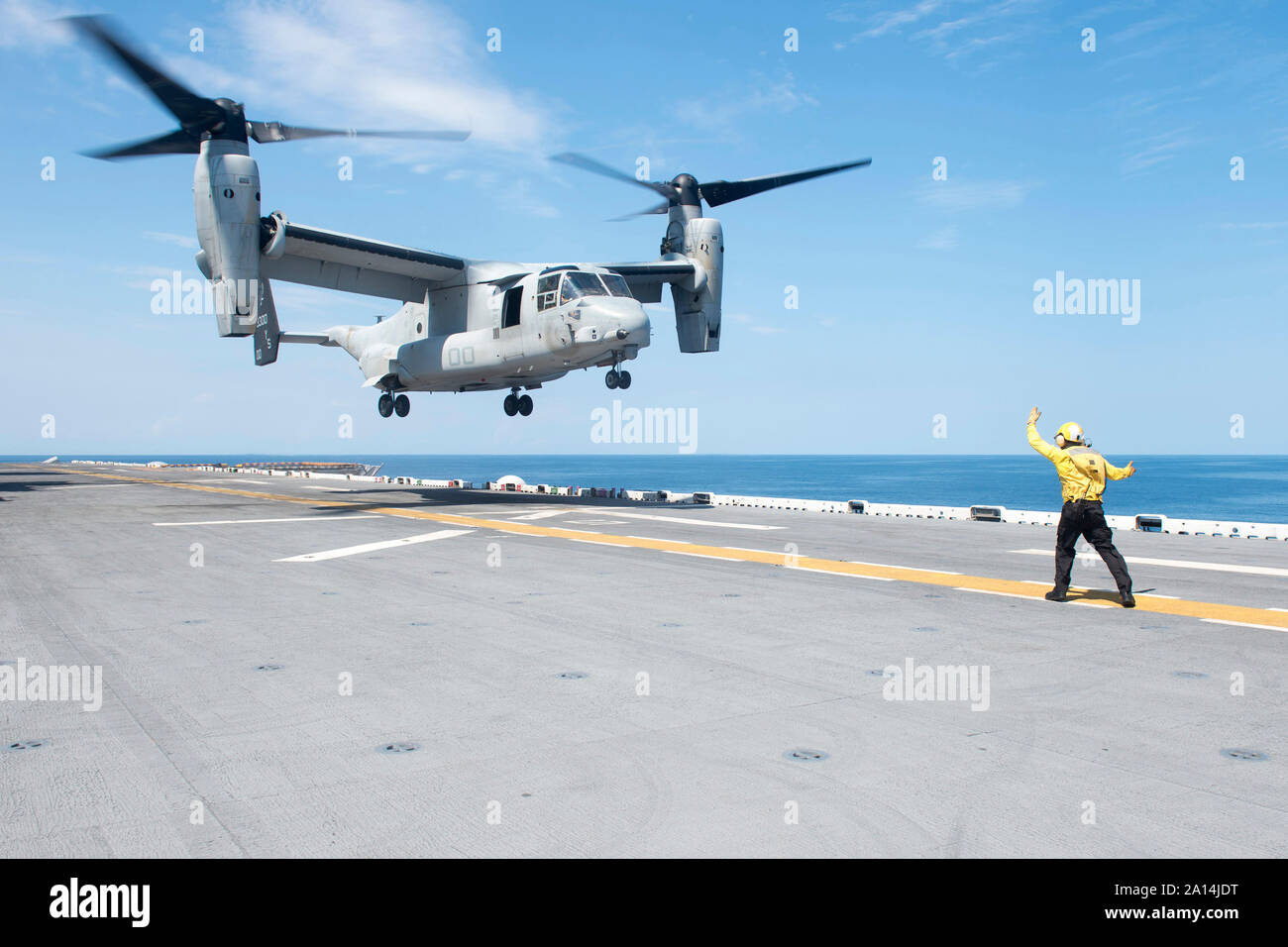 Eine MV-22 Osprey bereitet auf dem Flugdeck der USS Kearsarge zu landen. Stockfoto