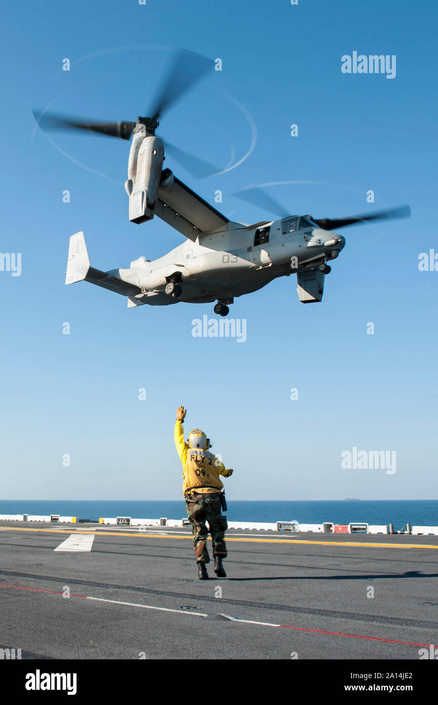 Eine MV-22 Osprey aus der Flight Deck der USS BONHOMME RICHARD. Stockfoto
