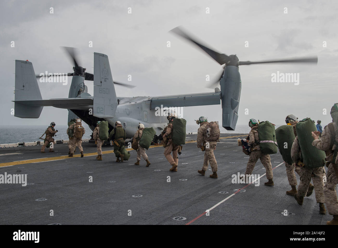 Board Marines eine MV-22 Osprey auf dem Flugdeck der USS Kearsarge. Stockfoto