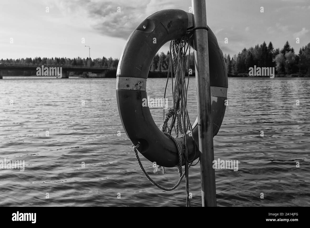 Ein rettungsring an einem See auf einer frühen Herbst morgen im Norden Finnlands hängen. Die Sonne ist langsam in den Hintergrund. Stockfoto